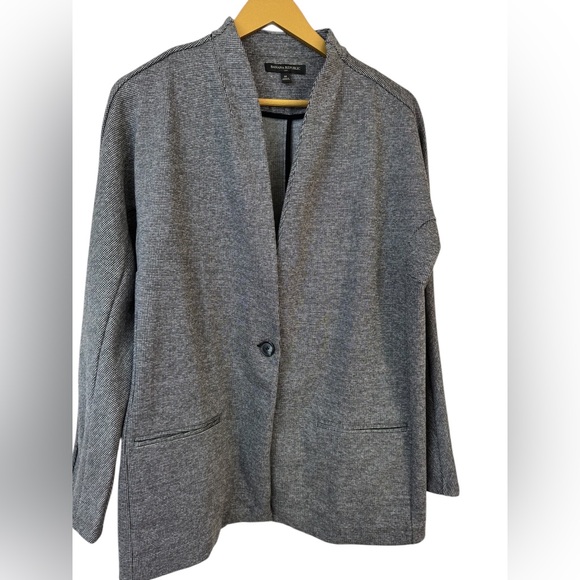 Banana Republic Gray Houndstooth Open-Front Blazer
A015 - Picture 2 of 8